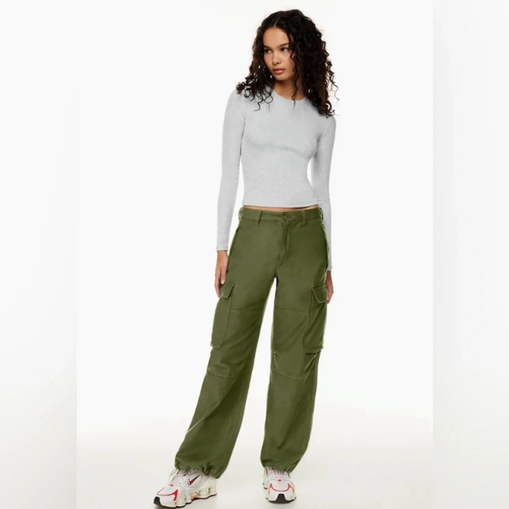 Aritzia TNA Women’s Supply Cargo Pant Size 4 Olive Green spotless new condition